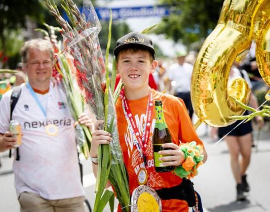 NIJMEGEN - Walkers are cheered on the Via Gladiola during the final day of the Nijmegen Four Days Marches. ANP SEM VAN DER WAL netherlands out - belgium out  Copyright: xx x564198759x originalFilename: 564198759.jpg