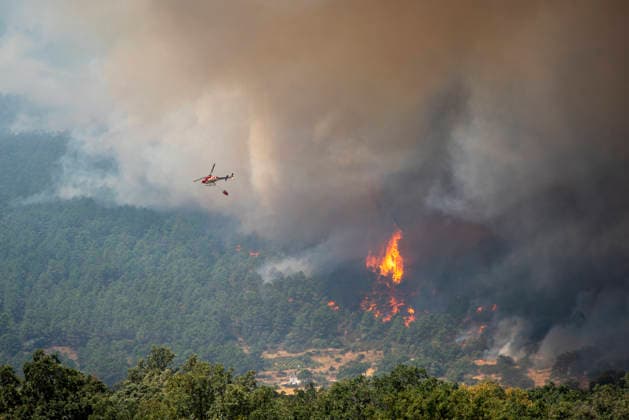 The Ávila City Council has launched an operation to assist the evacuated residents of El Tiemblo. A helicopter is assisting in firefighting efforts near El Castanar de El Tiemblo, on July 24, 2026, in El Tiemblo, Ávila, Castile and León, Spain. The Ávila City Council has launched an operation to assist residents of El Tiemblo—who were evacuated due to the Burgohondo fire—in the city. The operation, which began late Thursday evening, has been organized to assist with the transportation and evacuation of these residents, municipal sources told Europa Press. The mayor of Ávila, Jesús Manuel Sánchez Cabrera, is leading the operation, which includes personnel from the Prevention, Firefighting, and Rescue Service (SPEIS), the Local Police, and Á  Copyright: xGabrixSolerax 7685187