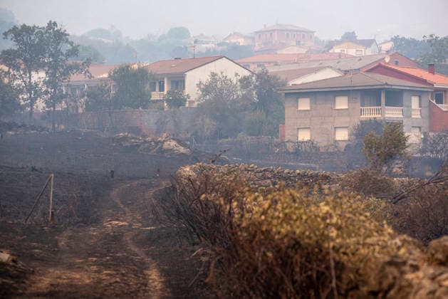The Ávila City Council has launched an operation to assist residents of El Tiemblo who were evacuated from some homes following the wildfire, as of July 24, 2026, in El Tiemblo, Ávila, Castile and León, Spain. The Ávila City Council has launched an operation to assist residents of El Tiemblo—who were evacuated due to the Burgohondo fire—in the city. The operation, which began late Thursday evening, has been organized to assist with the transportation and evacuation of these residents, municipal sources told Europa Press. The mayor of Ávila, Jesús Manuel Sánchez Cabrera, is leading the operation, which includes personnel from the Prevention, Firefighting, and Rescue Service (SPEIS), the Local Police, and Ávila’s Civil Protection Agency, all  Copyright: xGabrixSolerax 7685194