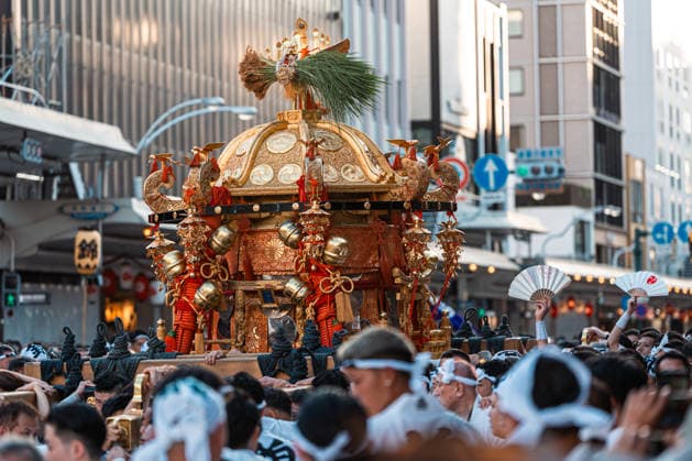General view, July 24, 2026 - Participants carry portable shrines (mikoshi) during the Kanko-sai return procession of the Gion Matsuri in Kyoto, Japan. Held on July 24, the procession marks the return of the deities from the Otabisho to Yasaka Shrine, concluding one of Japan s most renowned traditional festivals.  aflo_338984781