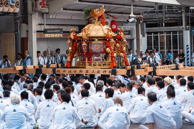 General view, July 24, 2026 - Participants carry portable shrines (mikoshi) during the Kanko-sai return procession of the Gion Matsuri in Kyoto, Japan. Held on July 24, the procession marks the return of the deities from the Otabisho to Yasaka Shrine, concluding one of Japan s most renowned traditional festivals.  aflo_338984785