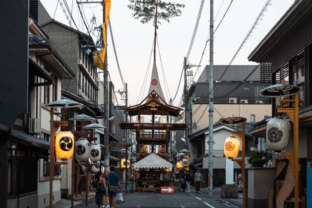 General view, July 24, 2026 - Participants carry portable shrines (mikoshi) during the Kanko-sai return procession of the Gion Matsuri in Kyoto, Japan. Held on July 24, the procession marks the return of the deities from the Otabisho to Yasaka Shrine, concluding one of Japan s most renowned traditional festivals.  aflo_338984787