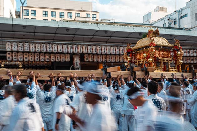 General view, July 24, 2026 - Participants carry portable shrines (mikoshi) during the Kanko-sai return procession of the Gion Matsuri in Kyoto, Japan. Held on July 24, the procession marks the return of the deities from the Otabisho to Yasaka Shrine, concluding one of Japan s most renowned traditional festivals.  aflo_338984800