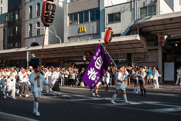 General view, July 24, 2026 - Participants carry portable shrines (mikoshi) during the Kanko-sai return procession of the Gion Matsuri in Kyoto, Japan. Held on July 24, the procession marks the return of the deities from the Otabisho to Yasaka Shrine, concluding one of Japan s most renowned traditional festivals.  aflo_338984802