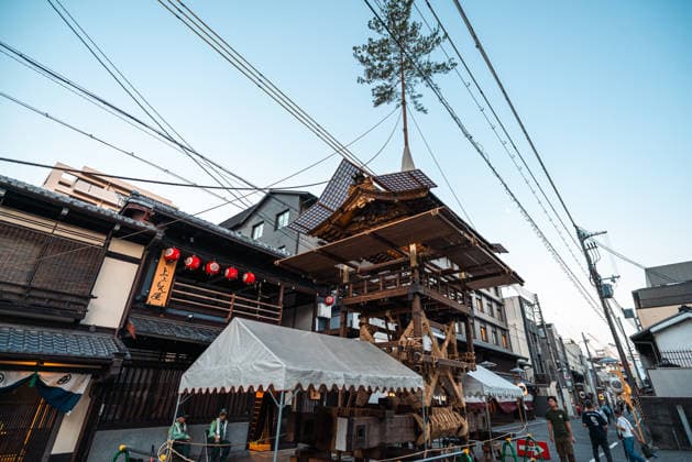 General view, July 24, 2026 - Participants carry portable shrines (mikoshi) during the Kanko-sai return procession of the Gion Matsuri in Kyoto, Japan. Held on July 24, the procession marks the return of the deities from the Otabisho to Yasaka Shrine, concluding one of Japan s most renowned traditional festivals.  aflo_338984808