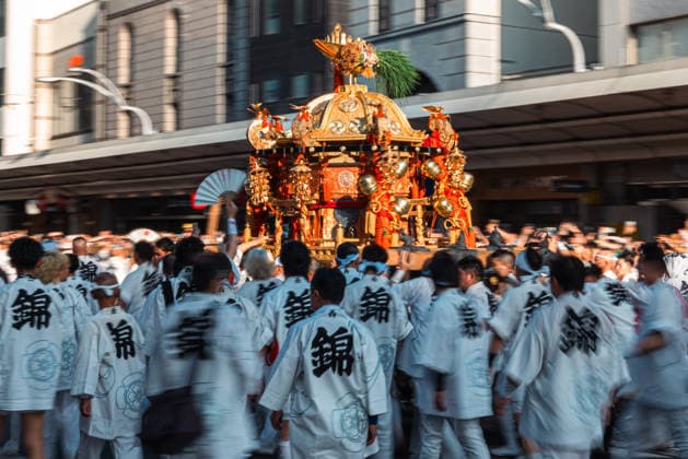 General view, July 24, 2026 - Participants carry portable shrines (mikoshi) during the Kanko-sai return procession of the Gion Matsuri in Kyoto, Japan. Held on July 24, the procession marks the return of the deities from the Otabisho to Yasaka Shrine, concluding one of Japan s most renowned traditional festivals.  aflo_338984809
