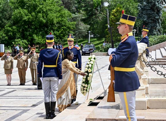 RECORD DATE NOT STATED President Droupadi Murmu pays her respects at the Tomb of the Unknown Soldier, Bucharest Bucharest Romania , Jul 24 (ANI): President Droupadi Murmu pays her respects at the Tomb of the Unknown Soldier, in Bucharest on Friday. (@rashtrapatibhvn X ANI Photo) Bucharest Romania Copyright: xANIx ANI_20260724333
