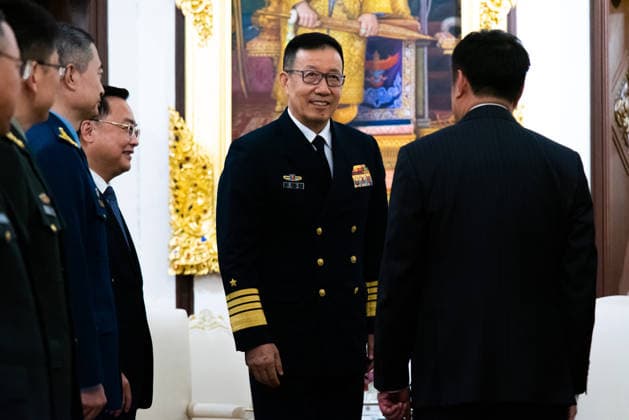 Chinese Defense Minister Admiral Dong Jun meeting with the Thai PM in Bangkok - 24 Jul 2026 Chinese Defense Minister Admiral Dong Jun (C) speaks with Thai Prime Minister Anutin Charnvirakul (R) during a meeting at Government House in Bangkok. Bangkok Thailand Copyright: xPeeraponxBoonyakiatx xSOPAxImagesx Admiral_Dong_Jun-5