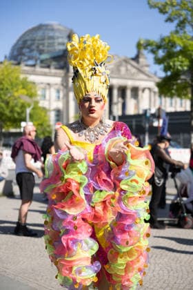 Drag March im Rahmen des 48. Berliner Christopher Street Day (CSD) (Foto vom 24.07.2026). Drags sind Maenner und Frauen, die das jeweils andere Geschlecht kuenstlerisch darstellen und parodieren. Der CSD in Berlin ist mit vielfaeltigen Veranstaltungen eroeffnet worden. Auf dem Programm standen am Freitag unter anderem eine Drag-Parade und ein anschliessender Demokratieabend. Die evangelische Kirche hatte zu einem multireligioesen Gottesdienst in der Marienkirche am Alexanderplatz eingeladen. Hoehepunkt des CSD ist die Parade am Samstag. (Siehe epd-Meldung vom 24.07.2026) EDITORIAL USE ONLY *** Drag March as part of the 48th Berlin Christopher Street Day (CSD). Photo from July 24, 2026. Drag performers are men and women who artistically Copyright: epd-bild HansxScherhaufer epd-Drag_March2