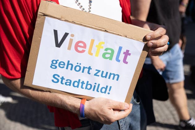 Drag March im Rahmen des 48. Berliner Christopher Street Day (CSD) (Foto vom 24.07.2026). Drags sind Maenner und Frauen, die das jeweils andere Geschlecht kuenstlerisch darstellen und parodieren. Der CSD in Berlin ist mit vielfaeltigen Veranstaltungen eroeffnet worden. Auf dem Programm standen am Freitag unter anderem eine Drag-Parade und ein anschliessender Demokratieabend. Die evangelische Kirche hatte zu einem multireligioesen Gottesdienst in der Marienkirche am Alexanderplatz eingeladen. Hoehepunkt des CSD ist die Parade am Samstag. (Siehe epd-Meldung vom 24.07.2026) EDITORIAL USE ONLY *** Drag March as part of the 48th Berlin Christopher Street Day (CSD). Photo from July 24, 2026. Drag performers are men and women who artistically Copyright: epd-bild HansxScherhaufer HSM22928