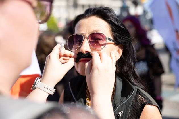 Drag March im Rahmen des 48. Berliner Christopher Street Day (CSD) (Foto vom 24.07.2026). Drags sind Maenner und Frauen, die das jeweils andere Geschlecht kuenstlerisch darstellen und parodieren. Der CSD in Berlin ist mit vielfaeltigen Veranstaltungen eroeffnet worden. Auf dem Programm standen am Freitag unter anderem eine Drag-Parade und ein anschliessender Demokratieabend. Die evangelische Kirche hatte zu einem multireligioesen Gottesdienst in der Marienkirche am Alexanderplatz eingeladen. Hoehepunkt des CSD ist die Parade am Samstag. (Siehe epd-Meldung vom 24.07.2026) EDITORIAL USE ONLY *** Drag March as part of the 48th Berlin Christopher Street Day (CSD). Photo from July 24, 2026. Drag performers are men and women who artistically Copyright: epd-bild HansxScherhaufer HSM22931