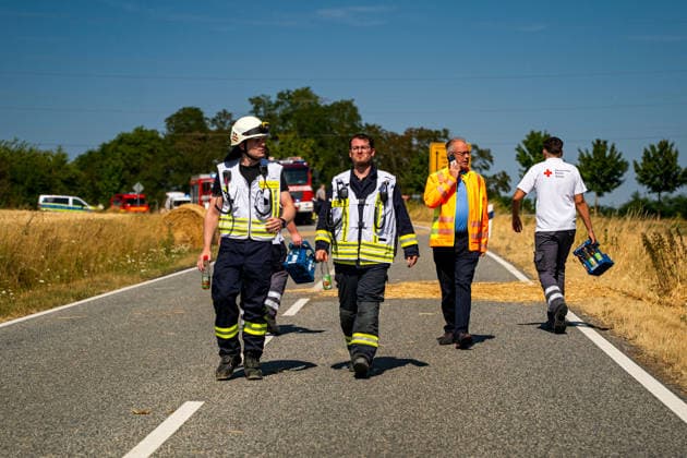 Windhose lässt Feuer an Traktor mit Ballenpresse auf einen Hektar Feld übergreifen Am 24.07.2026 brannte im östlichen Bereich von Neu-Anspach, in Richtung der Gemarkungsgrenze zu Usingen, ein Traktor mit Ballenpresse sowie eine zunächst rund 6.000 Quadratmeter große Feldfläche, die sich im Einsatzverlauf auf etwa einen Hektar ausweitete. Eine Windhose begünstigte die Ausbreitung der Flammen in Richtung des angrenzenden Bahndamms. Die Feuerwehr wurde um 14:37 Uhr alarmiert und rückte mit rund 70 Einsatzkräften an, darunter die nachalarmierte Feuerwehr Neu-Anspach mit einem Großtanklöschfahrzeug. Wegen starker Rauchentwicklung und Ausbreitungsgefahr wurde die Strecke der Taunusbahn gesperrt. Nach Angaben des betroffenen Landwirts e