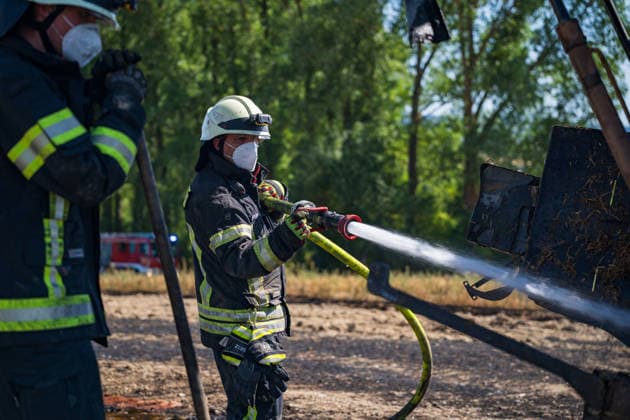 Windhose lässt Feuer an Traktor mit Ballenpresse auf einen Hektar Feld übergreifen Am 24.07.2026 brannte im östlichen Bereich von Neu-Anspach, in Richtung der Gemarkungsgrenze zu Usingen, ein Traktor mit Ballenpresse sowie eine zunächst rund 6.000 Quadratmeter große Feldfläche, die sich im Einsatzverlauf auf etwa einen Hektar ausweitete. Eine Windhose begünstigte die Ausbreitung der Flammen in Richtung des angrenzenden Bahndamms. Die Feuerwehr wurde um 14:37 Uhr alarmiert und rückte mit rund 70 Einsatzkräften an, darunter die nachalarmierte Feuerwehr Neu-Anspach mit einem Großtanklöschfahrzeug. Wegen starker Rauchentwicklung und Ausbreitungsgefahr wurde die Strecke der Taunusbahn gesperrt. Nach Angaben des betroffenen Landwirts e