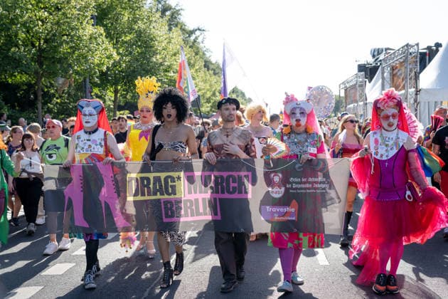 Berlin, CSD, Brandenburger Tor, Drag* March Berlin, CSD, Brandenburger Tor, Drag* March, Demonstration, Party, Parade, Gay, Queer, Berlin Berlin GER *** Berlin, CSD, Brandenburg Gate, Drag* March Berlin, CSD, Brandenburg Gate, Drag* March, Demonstration, Party, Parade, Gay, Queer, Berlin, Berlin, GER