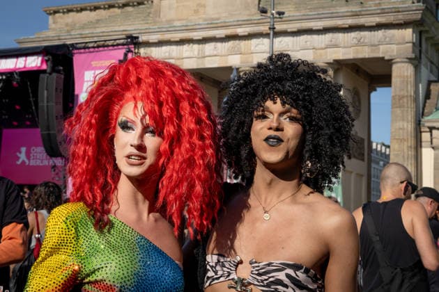 Berlin, CSD, Brandenburger Tor, Drag* March Berlin, CSD, Brandenburger Tor, Drag* March, Demonstration, Party, Parade, Gay, Queer, Berlin Berlin GER *** Berlin, CSD, Brandenburg Gate, Drag* March Berlin, CSD, Brandenburg Gate, Drag* March, Demonstration, Party, Parade, Gay, Queer, Berlin, Berlin, GER