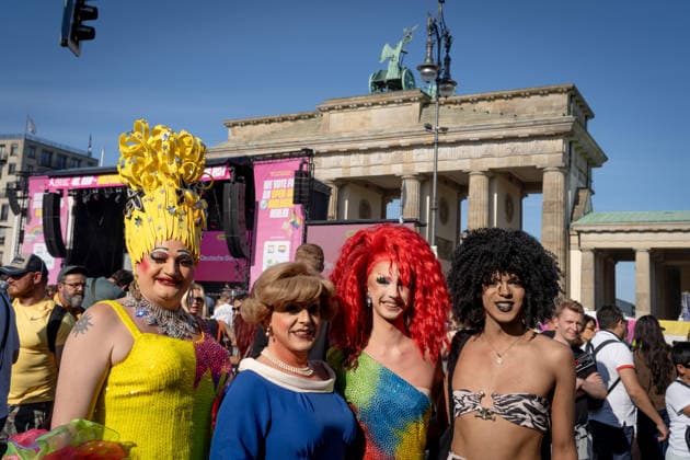 Berlin, CSD, Brandenburger Tor, Drag* March Berlin, CSD, Brandenburger Tor, Drag* March, Demonstration, Party, Parade, Gay, Queer, Berlin Berlin GER *** Berlin, CSD, Brandenburg Gate, Drag* March Berlin, CSD, Brandenburg Gate, Drag* March, Demonstration, Party, Parade, Gay, Queer, Berlin, Berlin, GER