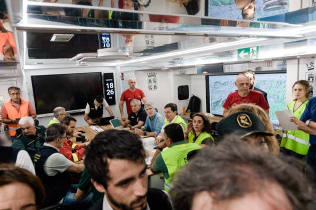 Evacuation Ordered for Cebreros, Hoyo de Pinares, and Burgohondo; Navaluenga Placed Under Lockdown Due to the Ávila Wildfire Interior Minister Fernando Grande Marlaska, during a meeting at the Forward Command Post (PMA) on July 24, 2026, in Navaluenga, Ávila, Castile and León, Spain. The Government Delegation has ordered the lockdown of the town of Navaluenga, as well as the partial evacuation of Cebreros and the municipalities of Hoyo de Pinares and Burgohondo, due to the spread of the wildfire that originated in the municipality of Burgohondo. Specifically, in Cebreros, it has been determined that the town center will be placed under lockdown, along with the evacuation of homes in the front line. Meanwhile, the evacuation of affected res  Copyright: xCarlosxLujanx 7685381