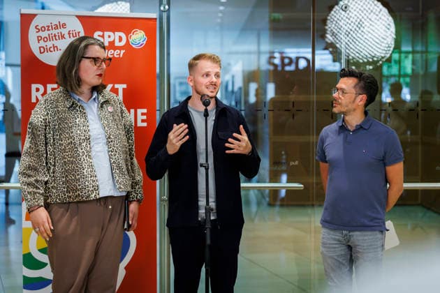 (L-R) Die stellvertretende Bundesvorsitzende der SPDqueer, Hannah Trulsen, der SPD-Generalsekretaer Tim Kluessendorf und der Bundesvorsitzende der Arbeitsgemeinschaft SPDqueer, Oliver Strotzer, aufgenommen im Rahmen eines Pressestatements anlaesslich der Hissung der Progressive-Pride-Flagge am Willy-Brandt-HausBerlin, 24.07.2026. Berlin Deutschland *** L R The deputy federal chair of SPDqueer, Hannah Trulsen, SPD Secretary-General Tim Kluessendorf, and the Federal Chair of the SPDqueer Working Group, Oliver Strotzer, photographed during a press statement on the occasion of the raising of the Progressive Pride flag at the Willy Brandt House, Berlin, July 24, 2026, Berlin, Germany Copyright: xAmreixSchulzx