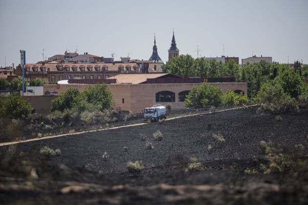 July 24, 2026, Navalcarnero, Spain: NAVALCARNERO, SPAIN Ã¢â‚¬ JULY 24, 2026: Municipal workers and local residents carry out cooling operations while tractors create firebreaks after a vegetation fire broke out near residential areas in Navalcarnero, Madrid. Emergency services worked to secure the affected area and prevent the flames from spreading further amid high temperatures and dry conditions. Navalcarnero Spain - ZUMAq101 20260724_zna_q101_093 Copyright: xEugenioxRodriguezxRigox