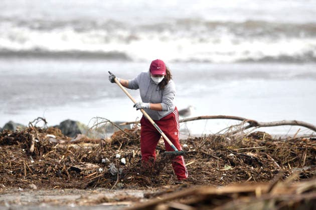 La Serena, July 24, 2026 Volunteers and municipal officials are cleaning up the coastline in La Serena and Coquimbo following the debris and trash left behind by the recent storm that hit the region. Alejandro Pizarro Aton Chile, CHILE Aton 1175004  Copyright: AlejandroxPizarro AtonxChile