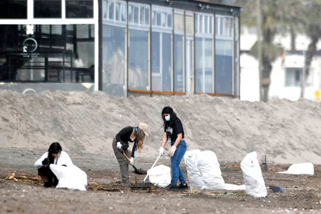 La Serena, July 24, 2026 Volunteers and municipal officials are cleaning up the coastline in La Serena and Coquimbo following the debris and trash left behind by the recent storm that hit the region. Alejandro Pizarro Aton Chile, CHILE Aton 1175006  Copyright: AlejandroxPizarro AtonxChile