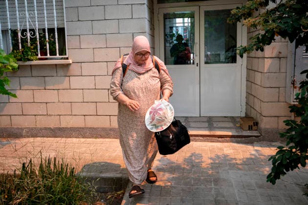 The wildfires in the Community of Madrid have merged into a single front, and a third front is being monitored from Ávila. Asha, the last resident to be evacuated, thanks to Mohamed, on July 24, 2026, in Chapinería, Madrid, Spain. The fires affecting the Community of Madrid continue to spread unchecked and have merged into a single fire, while in Ávila, the Burgohondo fire is also spreading unchecked, forcing the central government to declare a national emergency on a day when weather forecasts of strong gusts of wind are hampering firefighting efforts. So far, 9,000 hectares have been burned in Ávila and another 6,000 in Madrid. JULY 24, 2026 FIRE UME SMOKE FOREST FIRES FIREFIGHTERS CIVIL GUARD EVACUATION ON FOOT Chapinería Madrid Chapine  Copyright: xA.xPÃ rezxMecax 7685411
