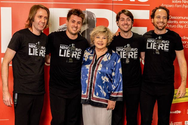 Premiere of the musical Libre, the Nino Bravo Musical at the Amaya Theater in Madrid Singer Karina C poses with part of the cast during the photocall for the premiere of the musical Libre, the Nino Bravo Musical at the Amaya Theater on July 24, 2026, in Madrid, Spain. The show explores the life of the Spanish singer who died in 1973 and seeks to delve into the man behind the musical legend. JULY 24, 2026 PHOTOCALL MUSICAL PREMIERE Madrid Madrid Spain  Copyright: xRicardoxRubiox 7685455