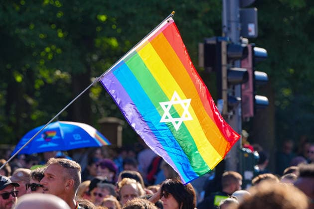 Berlin,24.07.2026,CSD am Brandenburger Tor - Demokratie-Abend - Regenbogen Flagge mit Davidstern *** Berlin, July 24, 2026, CSD at the Brandenburg Gate, Democracy Evening, Rainbow Flag with Star of David