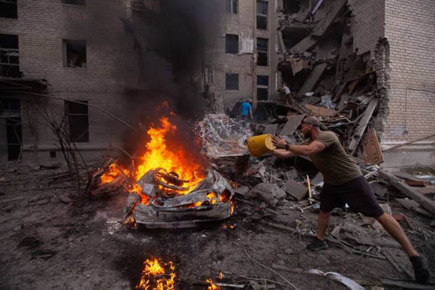 Russian airstrike hit Sloviansk SLOVIANSK, UKRAINE - JULY 24: A resident extinguishes a car fire with a bucket of water next to a destroyed building following a Russian airstrike in Sloviansk, Ukraine, on July 24, 2026. Francisco Richart Anadolu Sloviansk Ukraine. Editorial use only. Please get in touch for any other usage.  Copyright: x2026xAnadoluxFranciscoxRichartx