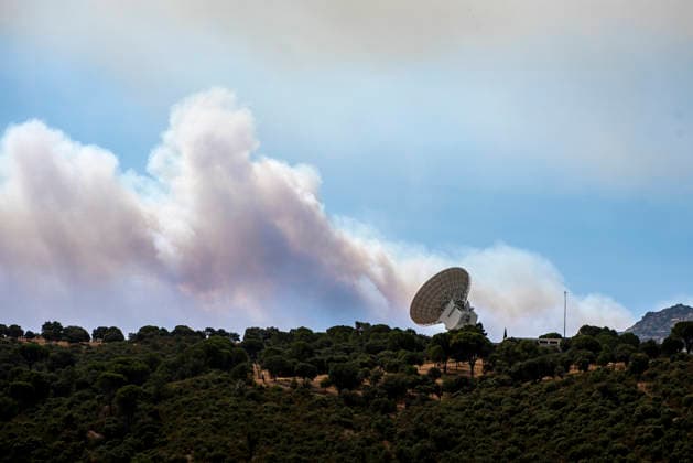 The fires in the Community of Madrid have merged into a single front, and a third front is being monitored from Ávila. Smoke from a nearby fire drifts over a NASA antenna on July 24, 2026, in Robledo de Chavela, Madrid, Spain. The fires affecting the Community of Madrid continue to spread unchecked and have merged into a single fire, while in Ávila, the Burgohondo fire is also advancing unchecked, forcing the central government to declare a national emergency on a day when weather forecasts of strong gusts of wind are hampering firefighting efforts. So far, 9,000 hectares have been burned in Ávila and another 6,000 in Madrid. JULY 24, 2026 FIRE UME SMOKE FOREST FIRES FIREFIGHTERS CIVIL GUARD EVACUATION NASA ANTENNA SPACE STATION DEEP SPACE  Copyright: xGabrixSolerax 7685550