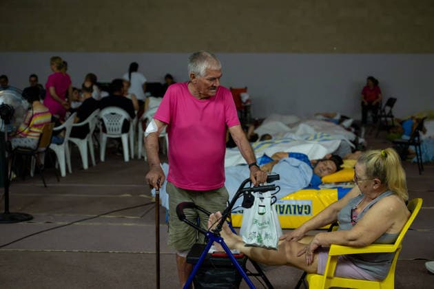 July 24, 2026, Madrid, Madrid, Spain: Nearly 1,000 people evacuated due to a wave of wildfires in the southwest of the Madrid region spend the night sheltered at the Villamanta municipal sports center, hastily converted into an emergency reception facility. Madrid Spain - ZUMAd308 20260724_zsp_d308_001 Copyright: xJuanxCarlosxLucasx