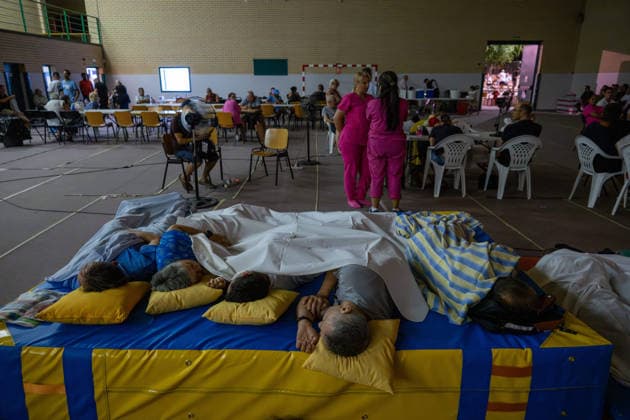 July 24, 2026, Madrid, Madrid, Spain: Nearly 1,000 people evacuated due to a wave of wildfires in the southwest of the Madrid region spend the night sheltered at the Villamanta municipal sports center, hastily converted into an emergency reception facility. Madrid Spain - ZUMAd308 20260724_zsp_d308_003 Copyright: xJuanxCarlosxLucasx