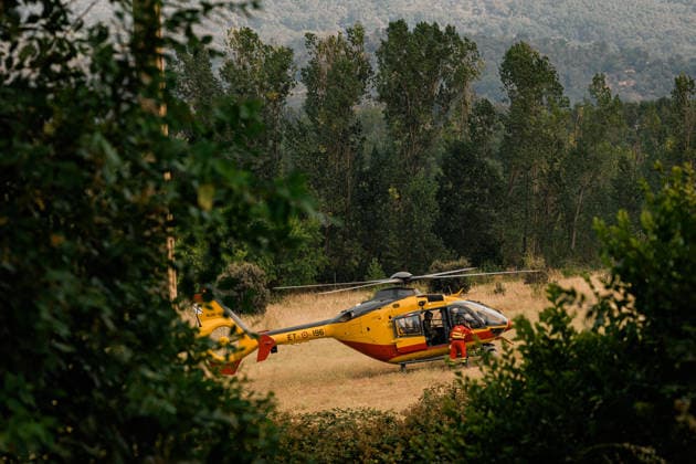 Evacuation Ordered for Cebreros, Hoyo de Pinares, and Burgohondo; Navaluenga Placed Under Lockdown Due to the Fire in Ávila A helicopter is assisting with firefighting efforts on July 24, 2026, in Navaluenga, Ávila, Castile and León, Spain. The Government Delegation has ordered the lockdown of the town of Navaluenga, as well as the partial evacuation of Cebreros and the municipalities of Hoyo de Pinares and Burgohondo, due to the spread of the wildfire that originated in the municipality of Burgohondo. Specifically, in Cebreros, it has been determined that the town center will be placed under lockdown, along with the evacuation of homes in the front line. Meanwhile, the evacuation of affected residents of Hoyo de Pinares has been routed to  Copyright: xCarlosxLujanx 7685920