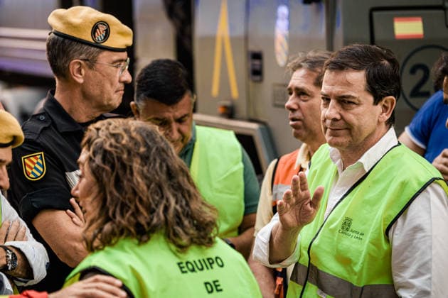 Evacuation Orders Issued for Cebreros, Hoyo de Pinares, and Burgohondo; Navaluenga Placed Under Lockdown Due to the Ávila Fire. The President of Castile and León, Alfonso Fernández Manueco, speaks with Lieutenant General Francisco Javier Marcos Izquierdo i of the UME, Francisco Javier Marcos Izquierdo, at the Forward Command Post on July 24, 2026, in Navaluenga, Ávila, Castile and León, Spain. The Government Delegation has ordered the lockdown of the town of Navaluenga, as well as the partial evacuation of Cebreros and the municipalities of Hoyo de Pinares and Burgohondo, due to the spread of the wildfire that originated in the municipality of Burgohondo. Specifically, in Cebreros, it has been determined that the town center will be placed  Copyright: xCarlosxLujanx 7685961
