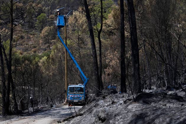 Wildfires in the Var - Cotignac - France An Enedis technician repairs an electricity distribution line damaged by a major wildfire near Cotignac, Power restoration work continued after the fire as crews repaired damaged infrastructure in the burned forest. Var, France, July 24, 2026. Photo by Thibaut Durand ABACAPRESS.COM. Cotignac Provence-Alpes-Cote d Azur France  Copyright: xDurandxThibaut ABACAx