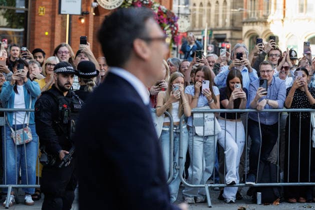 Prime Minister Andy Burnham works in No10 North 24 07 2026. Manchester, United Kingdom. Prime Minister Andy Burnham greets onlookers waiting outside his offices after his first day working in No10 North office in Manchester., Credit:Simon Dawson B66 Avalon United Kingdom, Manchester  Copyright: xSimonxDawsonx xB66x xAvalonx 1118359792