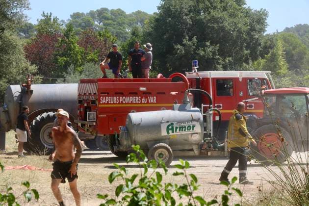 VAR ON FIRE IN COTIGNAC PHOTOPQR NICE MATIN LUC BOUTRIA 07 24 2026 Photo by Luc Boutria, Nice Matin, Varmatin VAR ON FIRE IN COTIGNAC RESIDENTS SHOW SOLIDARITY WITH FIREFIGHTERS Major forest fires are currently burning in France, such as here in the south, in the Var department, France  Copyright: xPHOTOPQR NICExMATIN MAXPPPxBOUTRIAxLUCx 20260724NIM8591 20260724NIM8591