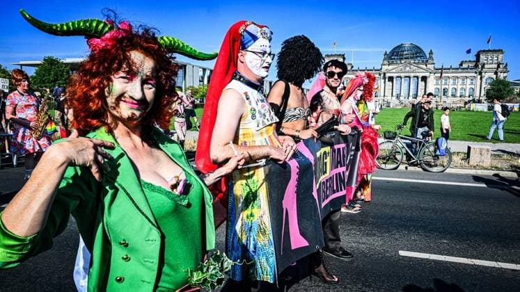 Drag* March nahe dem Bundestag. ** NUR FÜR REDAKTIONELLE ZWECKE ** EDITORIAL USE ONLY **<p>Der Drag* March startet nahe dem Bundestag. Er wird vom Orden der Schwestern der Perpetuellen Indulgenz und von Travestie für Deutschland mitgetragen und knüpft an die Tradition des New Yorker Drag March an, fotografiert am 24.07.2026 in Berlin. Berlin Berlin Berlin Copyright: MaurizioxGambarini *** Drag* March near the Bundestag ** FOR EDITORIAL PURPOSES ONLY ** EDITORIAL USE ONLY ** p The Drag* March begins near the Bundestag. It is co-organized by the Order of the Sisters of Perpetual Indulgence and Travestie für Deutschland and follows in the tradition of the New York Drag March, photographed on July 24, 2026, in Berlin Berlin Berlin Berlin Co Copyright: MaurizioxGambarini doc86uzs9tt2k910bp08mda ,EDITORIAL USE ONLY