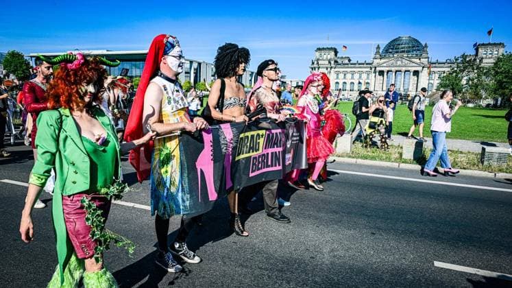 Drag* March nahe dem Bundestag. ** NUR FÜR REDAKTIONELLE ZWECKE ** EDITORIAL USE ONLY **<p>Der Drag* March startet nahe dem Bundestag. Er wird vom Orden der Schwestern der Perpetuellen Indulgenz und von Travestie für Deutschland mitgetragen und knüpft an die Tradition des New Yorker Drag March an, fotografiert am 24.07.2026 in Berlin. Berlin Berlin Berlin Copyright: MaurizioxGambarini *** Drag* March near the Bundestag ** FOR EDITORIAL PURPOSES ONLY ** EDITORIAL USE ONLY ** p The Drag* March begins near the Bundestag. It is co-organized by the Order of the Sisters of Perpetual Indulgence and Travestie für Deutschland and follows in the tradition of the New York Drag March, photographed on July 24, 2026, in Berlin Berlin Berlin Berlin Co Copyright: MaurizioxGambarini doc86uzsa3tdlgaqm6hmda ,EDITORIAL USE ONLY