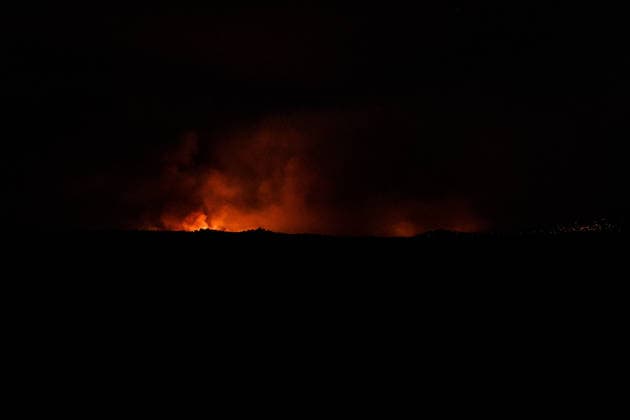 Evacuation Ordered for Cebreros, Hoyo de Pinares, and Burgohondo; Navaluenga Placed Under Lockdown Due to the Ávila Fire Nighttime view of the fire on July 24, 2026, in Navaluenga, Ávila, Castile and León, Spain. The Government Delegation has ordered the lockdown of the town of Navaluenga, as well as the partial evacuation of Cebreros and the municipalities of Hoyo de Pinares and Burgohondo, due to the spread of the wildfire that originated in the municipality of Burgohondo. Specifically, in Cebreros, it has been determined that the town center will be placed under lockdown, along with the evacuation of homes in the front line. Meanwhile, the evacuation of affected residents of Hoyo de Pinares has been routed toward Ávila via Navalperal, w  Copyright: xCarlosxLujanx 7686295