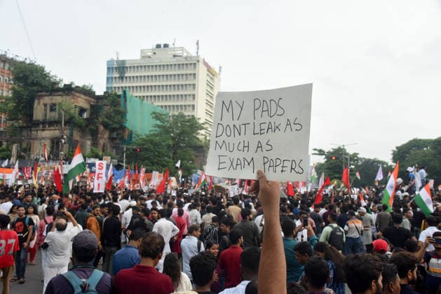 Kolkata Students Protest Pradhan A placard reading My pads don™t leak as much as exam papers is raised above demonstrators in Kolkata, India, on July 24, 2026. The rally, titled All Cockroaches of Bengal, marched from Sealdah to Dharmatala to protest against Union Education Minister Dharmendra Pradhan and alleged police violence in Delhi, with students from several organizations taking part. Kolkata West Bengal India Copyright: xAmitxGhoshx