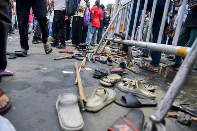 Kolkata Rally Supports CJP Protest Footwear, wooden poles and debris lie beside metal barricades at the protest site in Kolkata, India, on July 24, 2026. The rally was held in solidarity with the Cockroach Janta Party s ongoing protest at New Delhi s Jantar Mantar demanding the resignation of Education Minister Dharmendra Pradhan over alleged NEET examination irregularities, as leaders of the youth-led movement held a second round of talks with government officials after Prime Minister Narendra Modi pledged legal reforms and swift punishment for those involved in exam paper leaks. Kolkata West Bengal India Copyright: xDebajyotixChakrabortyx
