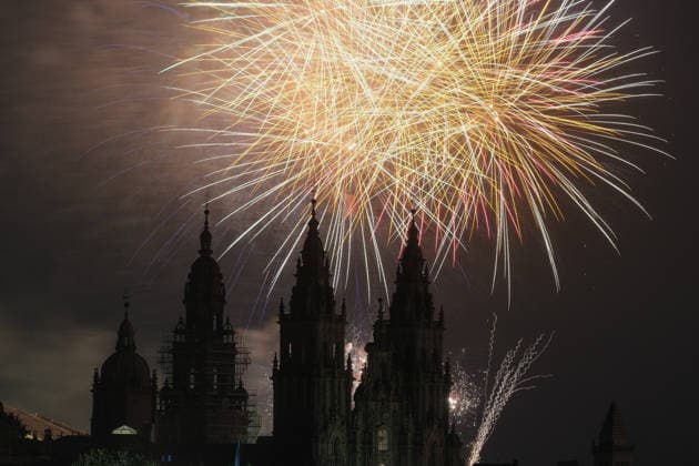 Fireworks of the Apostle for Galicia Day in Santiago de Compostela Fireworks during the Fireworks of the Apostle for Galicia Day show on July 24, 2026, in Santiago de Compostela, A Coruna, Galicia, Spain. The Fireworks of the Apostle in Santiago de Compostela is a spectacular fireworks display held on the night of July 24 in honor of St. James the Apostle, patron saint of Galicia and Spain. This event marks the start of the Feast of the Apostle and consists of an impressive fireworks display synchronized with music and audiovisual projections. JULY 25, 2026 FIREWORKS SHOW SAINT JAMES THE APOSTLE GALICIA CATHEDRAL GALICIA DAY Santiago de Compostela, A Coruna Santiago de Compostela, A Coruna Spain  Copyright: xCÃ sarxArxinax 7686488
