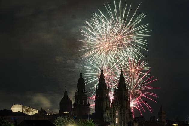 Fireworks of the Apostle for Galicia Day in Santiago de Compostela Fireworks during the Fireworks of the Apostle for Galicia Day show on July 24, 2026, in Santiago de Compostela, A Coruna, Galicia, Spain. The Fireworks of the Apostle in Santiago de Compostela is a spectacular fireworks display held on the night of July 24 in honor of St. James the Apostle, patron saint of Galicia and Spain. This event marks the start of the Feast of the Apostle and consists of an impressive fireworks display synchronized with music and audiovisual projections. JULY 25, 2026 FIREWORKS SHOW SAINT JAMES THE APOSTLE GALICIA CATHEDRAL GALICIA DAY Santiago de Compostela, A Coruna Santiago de Compostela, A Coruna Spain  Copyright: xCÃ sarxArxinax 7686489