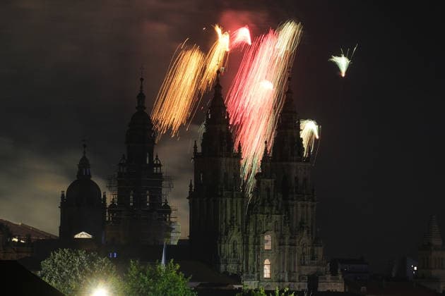 Fireworks of the Apostle for Galicia Day in Santiago de Compostela Fireworks during the Fireworks of the Apostle for Galicia Day show on July 24, 2026, in Santiago de Compostela, A Coruna, Galicia, Spain. The Fireworks of the Apostle in Santiago de Compostela is a spectacular fireworks display held on the night of July 24 in honor of St. James the Apostle, patron saint of Galicia and Spain. This event marks the start of the Feast of the Apostle and consists of an impressive fireworks display synchronized with music and audiovisual projections. JULY 25, 2026 FIREWORKS SHOW SAINT JAMES THE APOSTLE GALICIA CATHEDRAL GALICIA DAY Santiago de Compostela, A Coruna Santiago de Compostela, A Coruna Spain  Copyright: xCÃ sarxArxinax 7686492