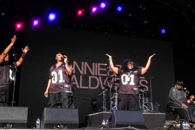 Deborah Caldwell Moore, Anjessica Caldwell and Annie Caldwell von Annie & The Caldwells live auf dem WOMAD - The World s Festival im Neston Park. Neston, 24.07.2026 *** Deborah Caldwell Moore, Anjessica Caldwell, and Annie Caldwell of Annie The Caldwells, performing live at WOMAD: The World s Festival in Neston Park, Neston, July 24, 2026 Foto:xJ.xEdwardsx xFuturexImagex womad_6702
