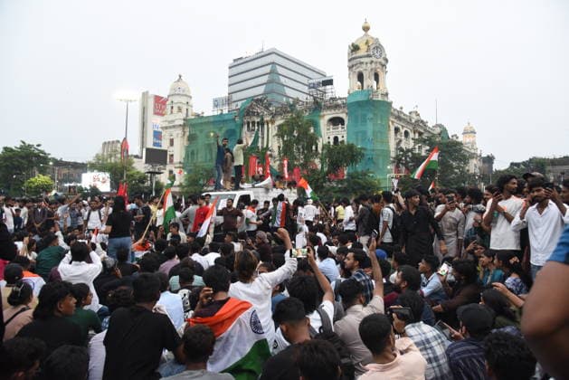 India: Student activists participate in a demonstration in solidarity with the Cockroach Janta Party Student activists participate in a demonstration in solidarity with the Cockroach Janta Party (CJP) protest at Jantar Mantar in New Delhi, demanding the resignation of India s Education Minister Dharmendra Pradhan over alleged exam paper leaks. India-Protest Kolkata West Bengal India Copyright: DebajyotixChakraborty