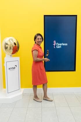 July 24, 2026, New York, New York, USA: Yie-Hsin Hung, President & Chief Executive Officer of State Street Investment Management of State Street (index STT) poses as she rings closing bell to celebrate Fearless Girl of the New York Stock Exchange (NYSE) in New York, NY on July 24, 2026. New York USA  - ZUMAr339 20260724_znp_r339_024 Copyright: xLevxRadinx