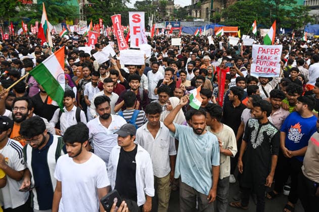 KOLKATA, INDIA - JULY 24: Leftwing Student Unions and students take out a protest march from Sealdah to Esplanade in solidarity with the ongoing protest at New Delhi s Jantar Mantar demanding the resignation of Union Education Minister Dharmendra Pradhan over alleged NEET Exam irregularities on July 24, 2026 in Kolkata, India. (Photo by Samir Jana Hindustan Times) Leftwing Student Unions Protest March In Kolkata Demanding Resignation Of Education Minister Over NEET-UG Examination Paper Leak