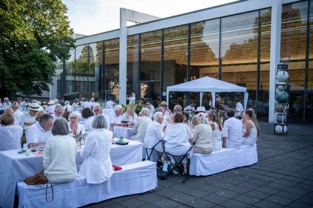 White Dinner: Ein Sommerabend ganz in Weiß : Das Lehmbruck-Museum fährt als Begleitprogramm zur Ausstellung Anish Kapoor ordentlich auf. 24.07.2026 in Duisburg ** NUR FÜR REDAKTIONELLE ZWECKE ** EDITORIAL USE ONLY **<p> White Dinner: Ein Sommerabend ganz in Weiß : Das Lehmbruck-Museum fährt als Begleitprogramm zur Ausstellung Anish Kapoor ordentlich auf. 24.07.2026 in Duisburg Deutschland NRW Duisburg Copyright: DanielxAttia *** White Dinner: A Summer Evening All in White The Lehmbruck Museum is pulling out all the stops as part of the accompanying program for the Anish Kapoor exhibition on July 24, 2026, in Duisburg ** FOR EDITORIAL USE ONLY ** EDITORIAL USE ONLY ** p White Dinner: A Summer Evening All in White The Lehmbruck Muse Copyright: DanielxAttia doc86v2a2ftnqtpivr2f7i ,EDITORIAL USE ONLY